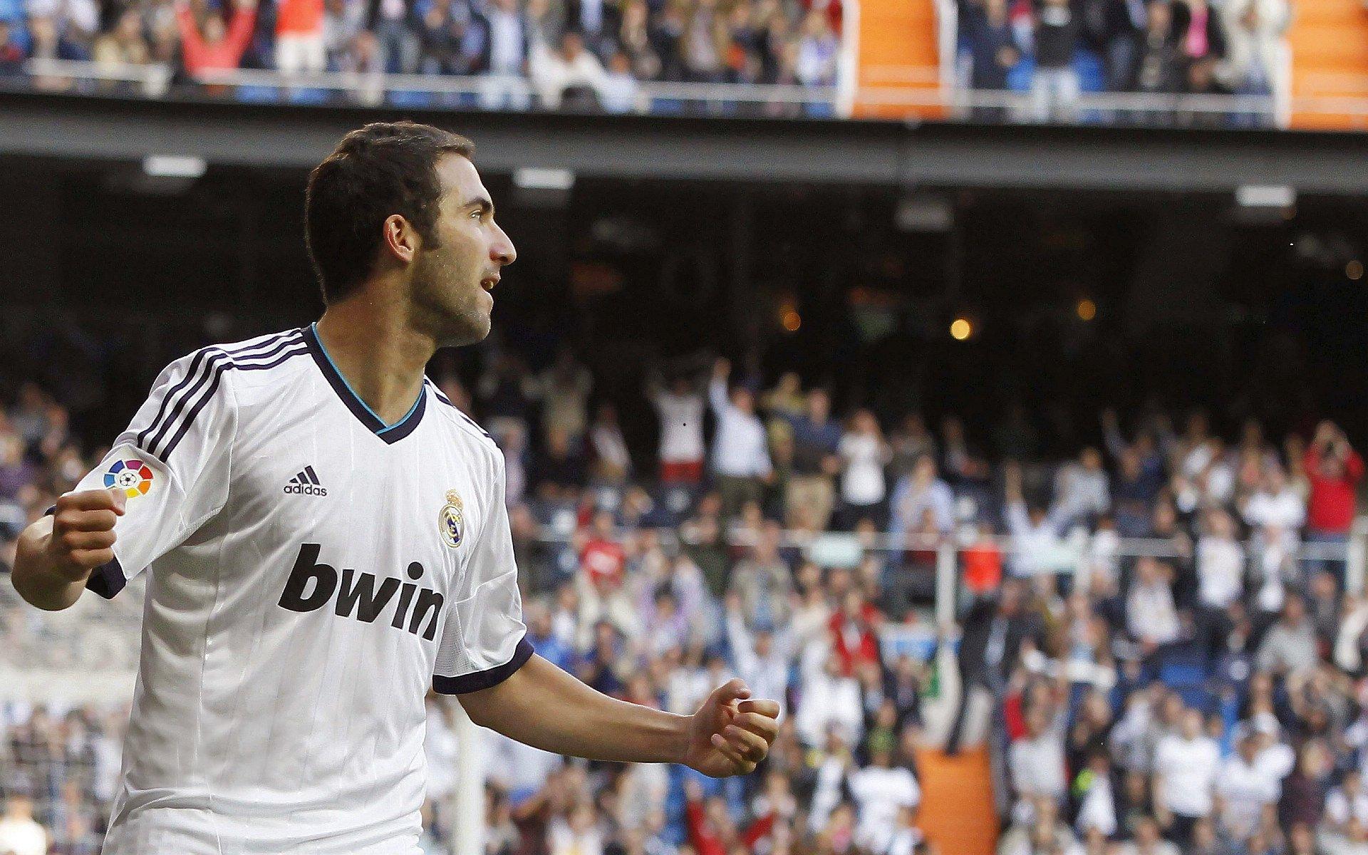 球迷看台上用纸飞机破门，能吹一辈子了