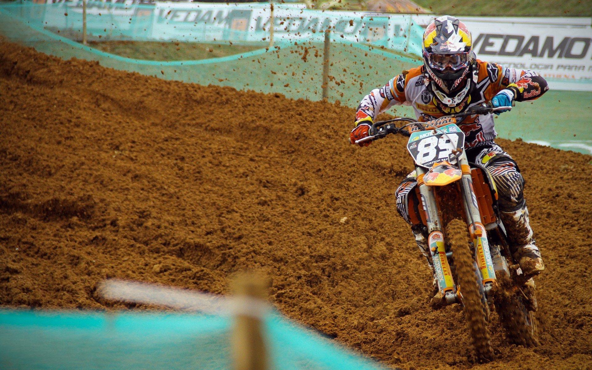 梅西球迷怒砸珍藏壁画，激情与幻灭的体育文化反思